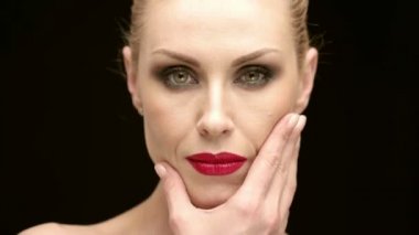 Sonsuza kadar güzel. Seksi kırmızı dudaklı kadın yüzünü kameraya düşünceli arıyorum dokunmadan closeup çekim 