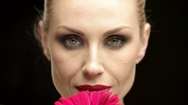 Parfum Floral Gros Plan Recadré Magnifique Rouge Lèvres Professionnel Mature — Video