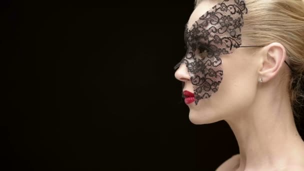 诱人的美 演播室肖像一个华丽成熟的女性与嘉年华面具在她的脸上摆出优雅地在工作室黑色背景 — 图库视频影像