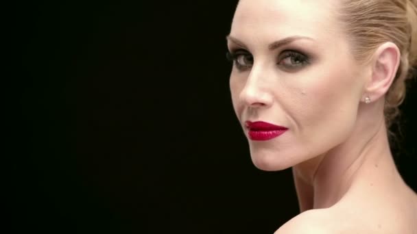 Leeftijd Niets Close Shot Van Een Prachtige Dramatische Rode Lipped — Stockvideo