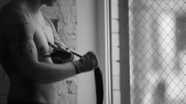 Он знает свою силу. Monochrome close seup shot of a man boxer preparing for t — стоковое видео