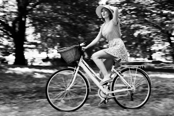 Κορίτσι με ποδήλατο — Φωτογραφία Αρχείου