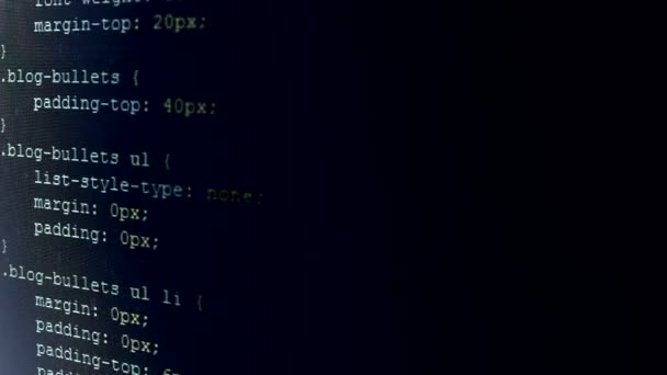 HTML CSS code coloré défilant à travers l'écran noir 