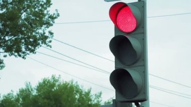 Trafik ışığı kırmızıdan yeşile geçiş yapar