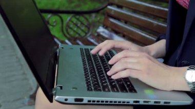 Bayan tipik dizüstü klavye üzerinde eller