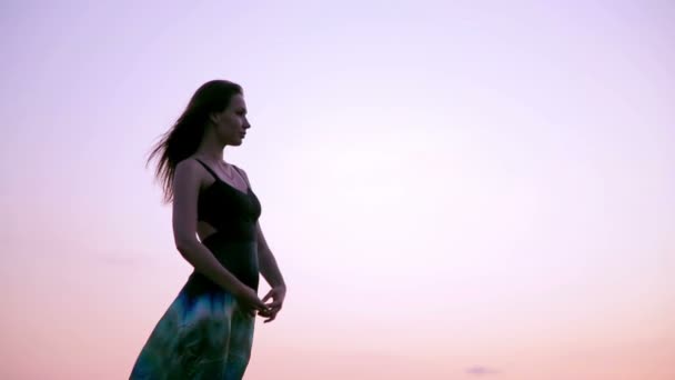 Young Woman Posing. Evening Sky. Slow motion — Αρχείο Βίντεο