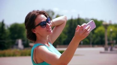 Selfie sokakta alarak çekici kız. Yakın çekim