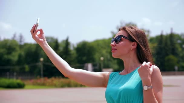 Menina atraente tirando Selfie Foto na rua — Vídeo de Stock