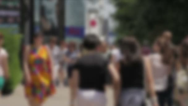 İnsanlar yürüyüş - kalabalık bulanık erkek ve kadınların — Stok video