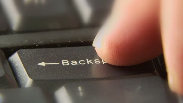 Vinger druk op Backspace drukknop — Stockvideo