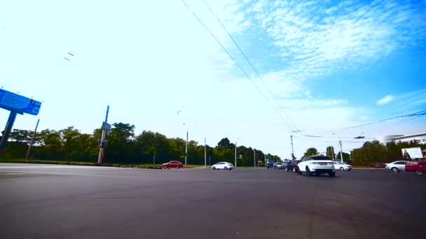 Korsningen med stadstransport. Låg vinkel Fisheye. Sommaren 2016, Stavropol, Ryssland — Stockvideo
