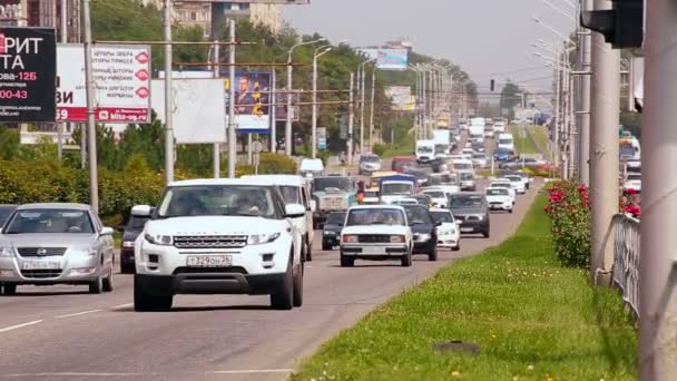 Inncoming şehir trafik. Yaz 2016, Stavropol, Rusya Federasyonu — Stok video