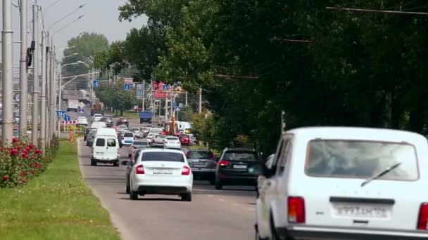 Giden şehir trafiği. Yaz 2016, Stavropol, Rusya Federasyonu — Stok video