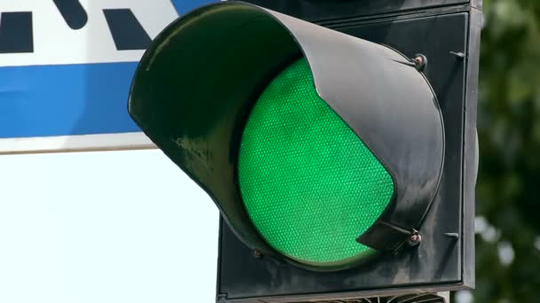 Vista de cerca del color verde en el semáforo — Vídeos de Stock