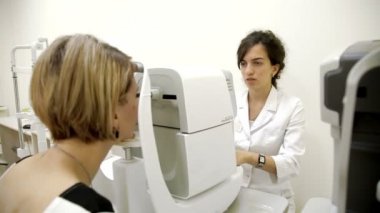 Kadının gözleri göz doktoruna denetler