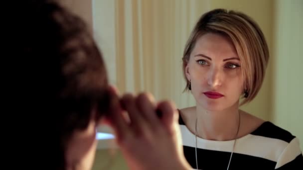 Офтальмолог перевіряє жіночі очі. крупним планом — стокове відео