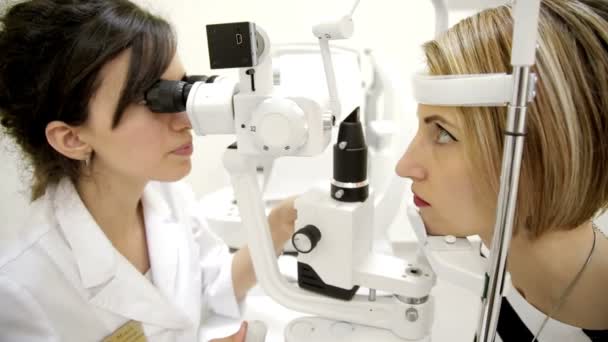 Ophthalmologist checks womans eyes. Close up. — Stock Video