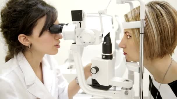 Ophtalmologiste vérifie les yeux des femmes — Video