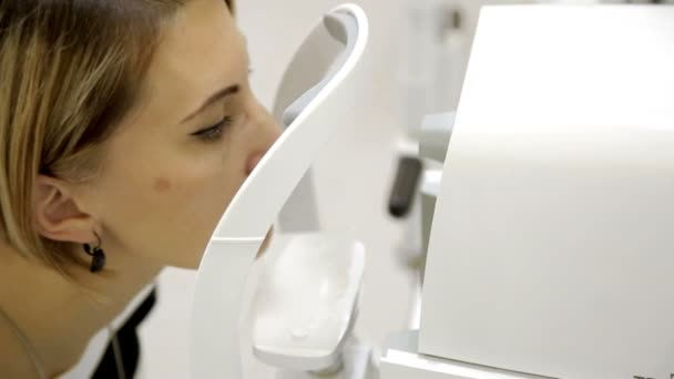眼科医生检查女人的眼睛 — 图库视频影像