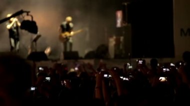Rock konseri. Kalabalık. Sahne. Işıklar. Sanatçılar