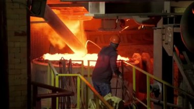 Çelik fabrikası. Tank ile sıvı Metal ve işçi