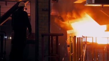 Çelik fabrikası. Tank ile sıvı Metal ve işçi