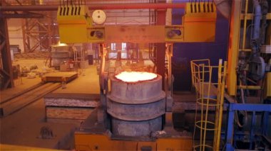 Çelik fabrikası. Vinç kaldırma Tank sıvı Metal ile olduğunu