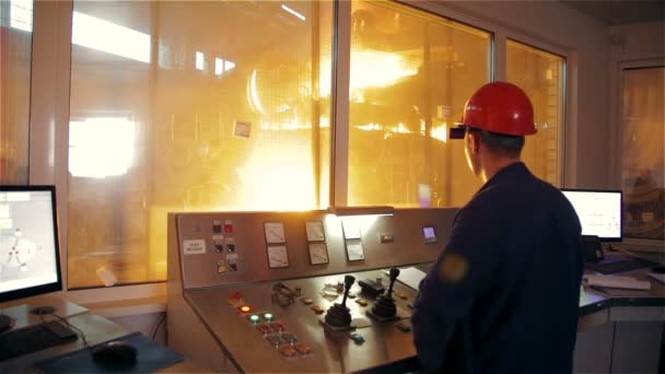 Planta de acero. Monitores de trabajadores que se derriten en el horno de explosión — Vídeo de stock