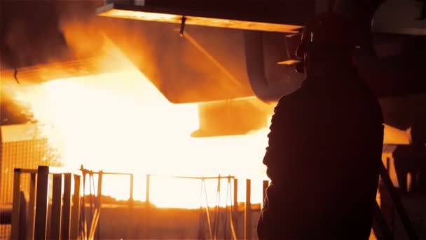 Εργοστάσιο χάλυβα. Δοχείο με το υγρό μέταλλο και εργαζόμενος — Αρχείο Βίντεο