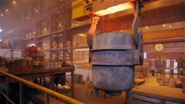 Çelik fabrikası. Sıvı Metal ile Tank hareketli vinç olduğunu