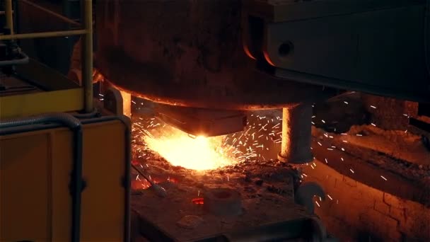 Staalbedrijf. Blast-Furnance. Vonken en knippert. Extra Closeup — Stockvideo