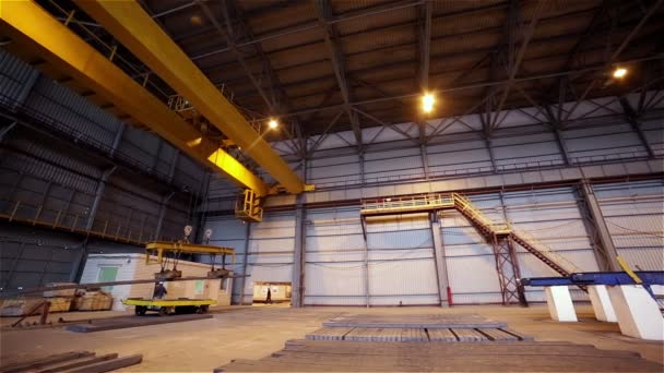 Fábrica de aço. Guindaste transporta Metal Beam. Panorama largo — Vídeo de Stock