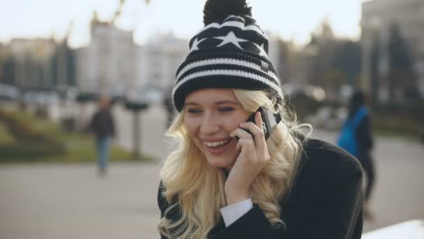 Blonde jeune femme parlant sur le téléphone mobile et souriant — Video