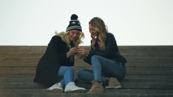Двоє друзів-підлітків розмовляють, сидячи на сходах 3 — стокове відео