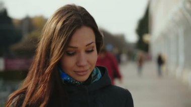 Kızıl saçlı kız telefonlara