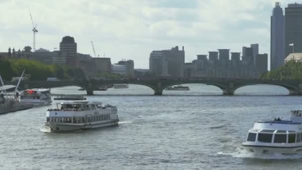 Puente de Westminster, Barcos y Casas del Parlamento. Londres, Reino Unido, septiembre de 2013 — Vídeos de Stock