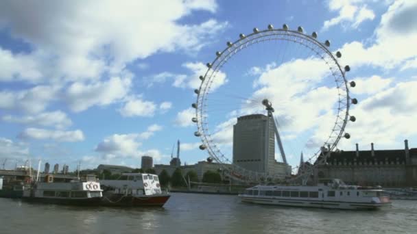 London eye, County Hall ve crouise tekne. Londra, İngiltere, Eylül 2013 — Stok video