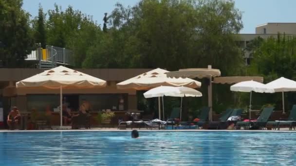Antalya, Turecko. Plavecký bazén, 2. Přímořská města Antalya, Turecko, červen 2013 — Stock video