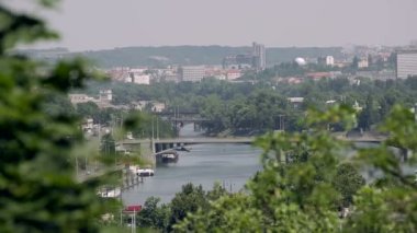Köprü Vltava Nehri üzerinde doğal görünümü