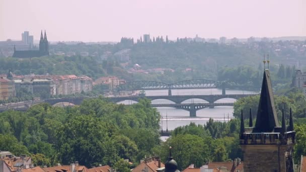 Vista sobre puentes en Praga — Vídeo de stock