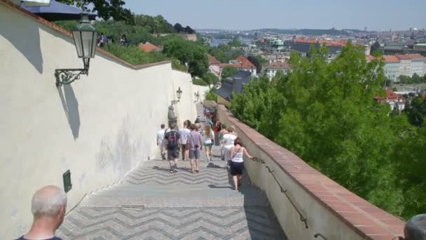 Turisták a lépcső vezet a prágai vár. Prága, a Cseh Republick 2015 júniusáig — Stock videók