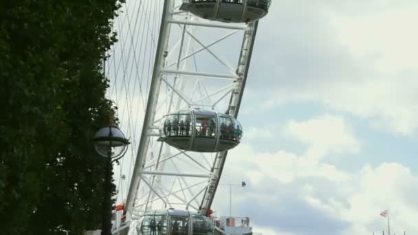 Millennium Wheel s turisty v kabinách. Londýn. — Stock video
