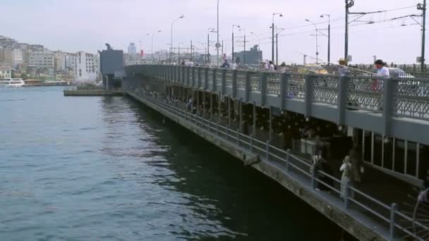 Pescatori e turisti si trovano sul Ponte di Galata. Istanbul, Turchia, giugno 2015 — Video Stock