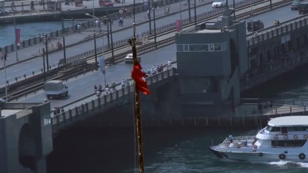 Fartyget går under Galatabron i Istanbul, Turkiet, juni 2015 — Stockvideo