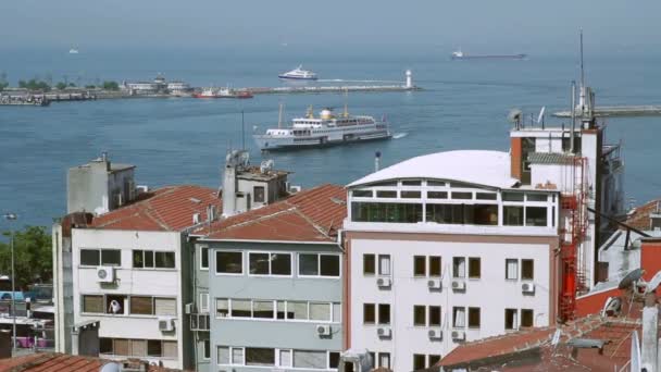 Стамбульские крыши и Босфор с кораблем — стоковое видео