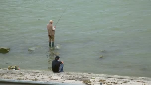 Pescatore su un fiume. Ungheria, Budapest, 2015 — Video Stock