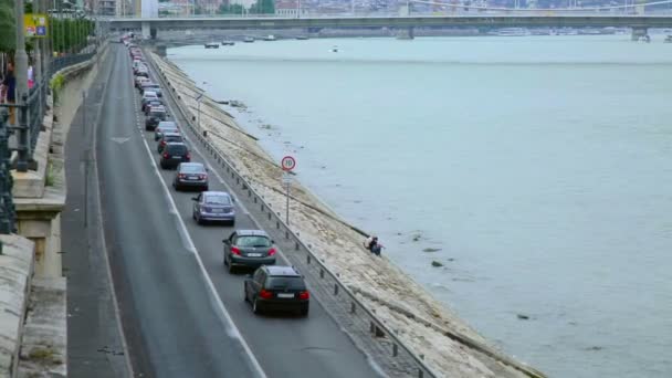 Budapest - trafikstockning på Danubes kusten. Ungern, Budapest, 2015 — Stockvideo