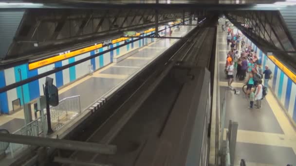 Tren subterráneo en Barcelona, España, octubre de 2014 — Vídeo de stock