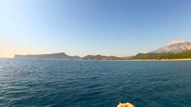 Su hızı. Dalgalar üzerinde uçan sürat teknesi. Antalya, Türkiye