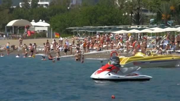Antalya stad. Zee en speedboot. Kust van Antalya, Turkije, juni 2013 — Stockvideo
